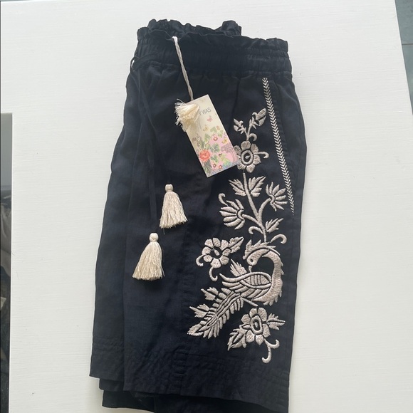 NWT Johnny Was “Trapunto” paper bag shorts in Black; size S - Picture 2 of 6